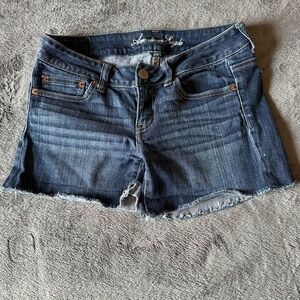 American Eagle Booty Shorts Jean Cut Off Frayed  Medium Wash Size‎ 4 Stretch